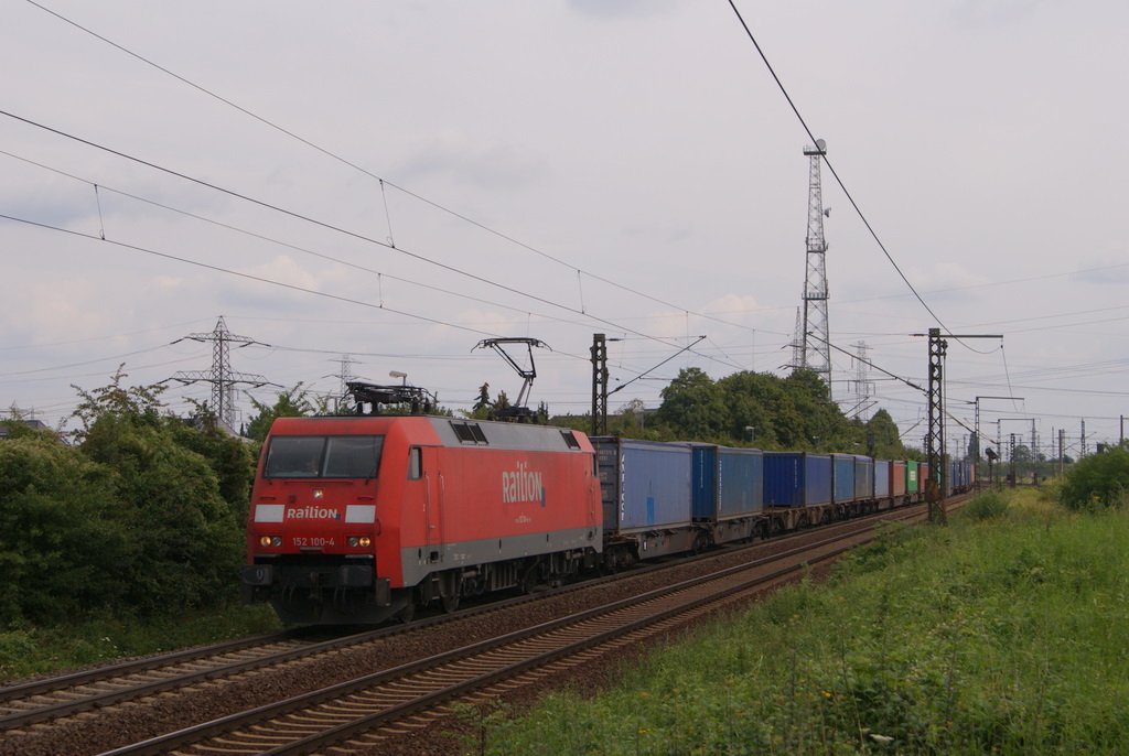152 100-4 mit einem Containerzug in Hannover-Ahlten am 28.07.2011