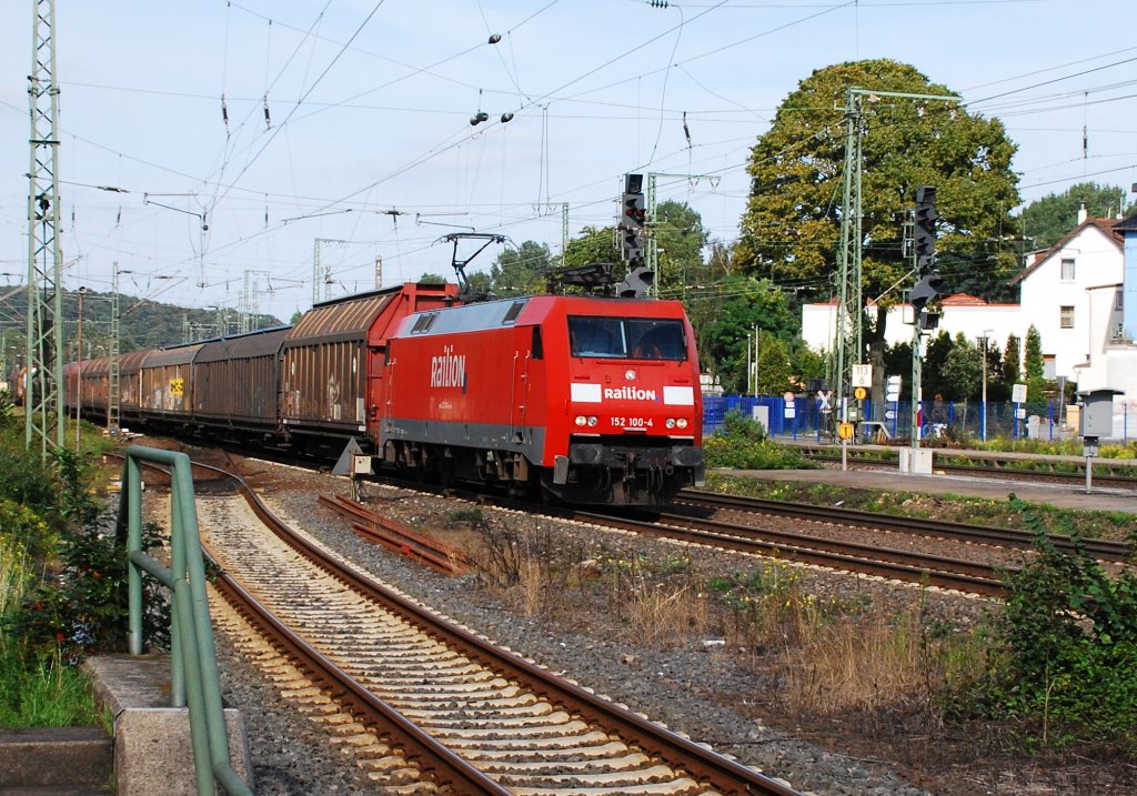 152 100-4 ist unterwegs in westlicher Richtung, kommend aus Richtung Bielefeld, zum Umschalgbahnhof Hamm/Westfalen. Am sonnigen Nachmittag des 11.09.2010