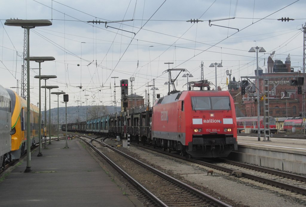 152 100-4 zieht am 19. April 2013 einen Autotransportzug durch Bamberg.