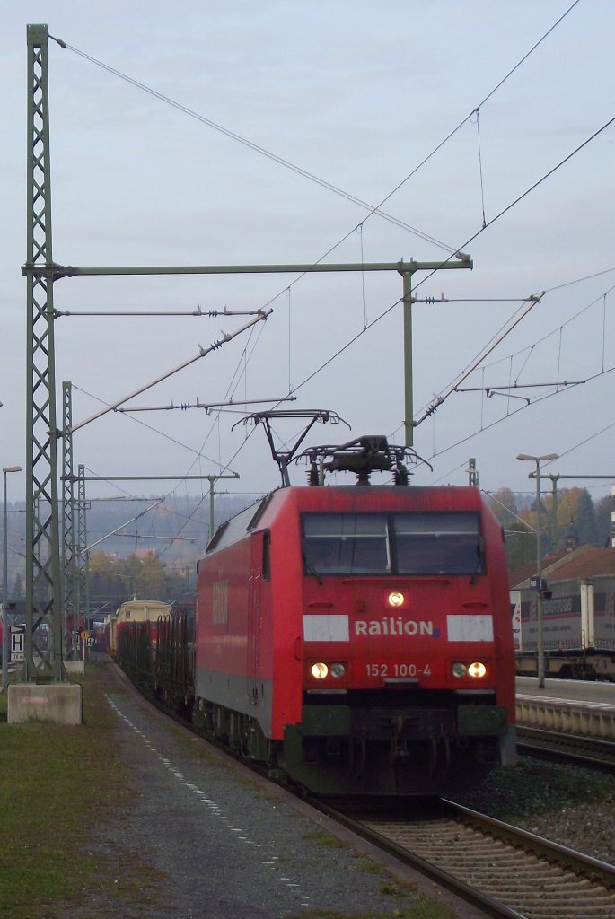 152 100-4 zieht am 29. Oktober 2011 einen gemischten G�terzug durch Kronach.