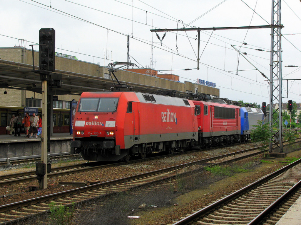 152 100-4 zieht einen Lokzug bestehend aus 155 223-1 und 145 097-2 der DB.