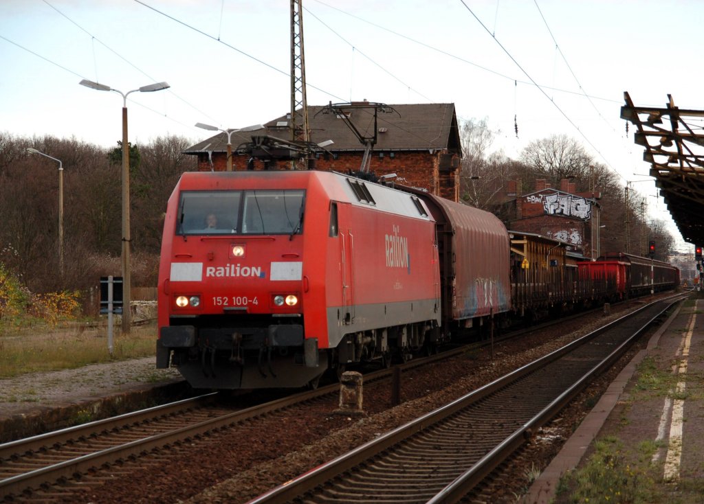 152 100 zieht am 28.11.09 einen Gterzug durch Leipzig-Leutzsch Richtung Grokorbetha.