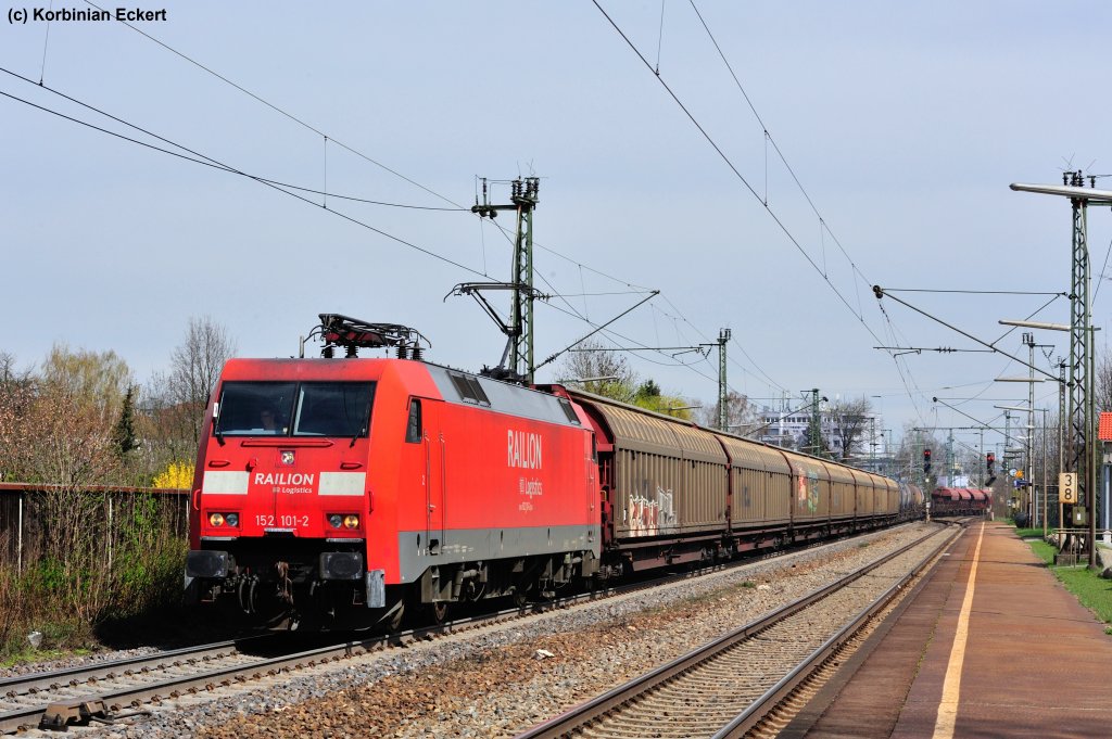 152 101-2 mit einem gemischten Gterzug bei der Durchfahrt in Regensburg-Prfening, 10.04.2012