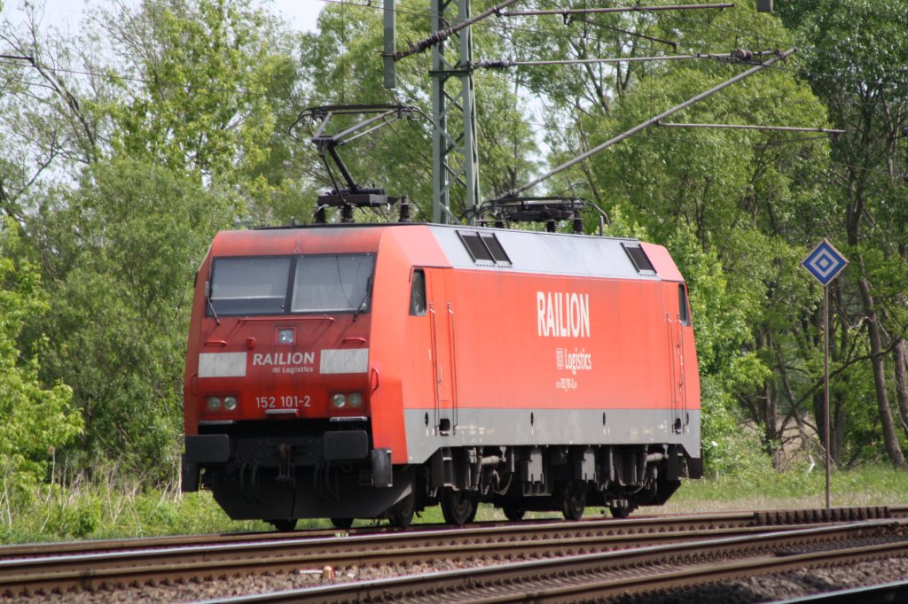 152 101-2 wartete am 18.05.2012 in Brandenburg auf ihren Stahlrollenzug 