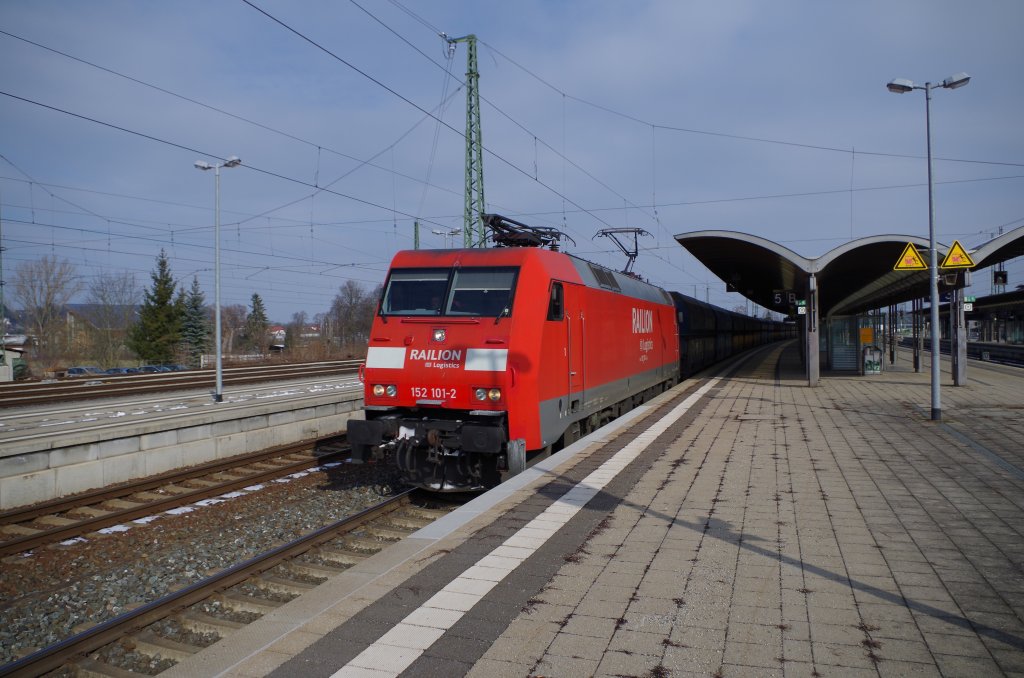 152 101 durchfhrt am 14.02.2013 den Bahnhof Lichtenfels mit dem tglichen PKP Cargo Kohlezug. 