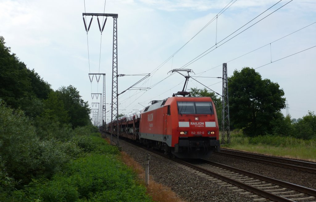 152 102-0 fuhr am 11.06.2012 mit einem Gterzug von Osnabrck nach Emden, hier bei Neermoor.