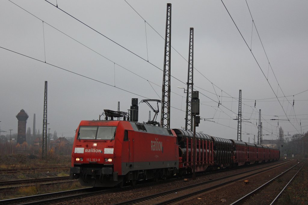 152 103 am 28.11.12 mit einem Rhrenzug aus Mlheim-Styrum bei der Durchfahrt durch Duisburg-Bissingheim.