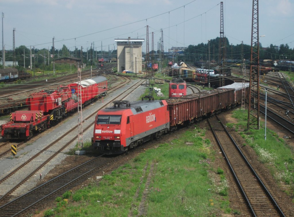 152 103 verlsst am 27.Juli 2011 mit einem gemischten Gterzug den Rbf. Engelsdorf Richtung Thekla.