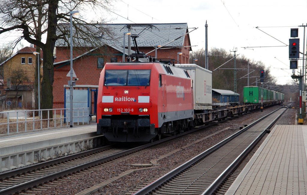 152 103 zieht am 06.03.11 einen Hangartner durch Burgkemnitz Richtung Wittenberg.