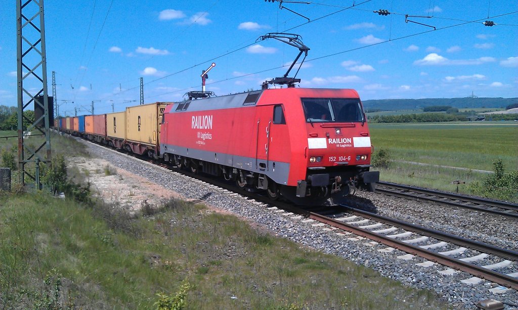 152 104-6 mit Kisten am 17.05.2012 in Neuses an der Regnitz zwischen Bamberg und Forchheim. 