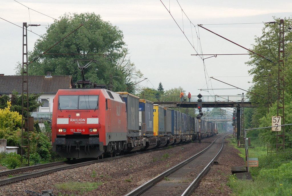 152 104-6 zieht ihren Trailerzug durch Laudenbach(Bergstrae) Richtung Darmstadt. 21.04.2010