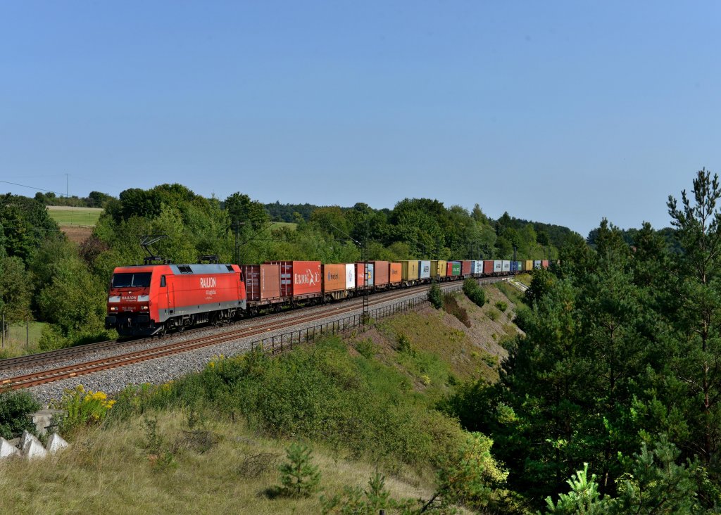 152 104 mit einem Containerzug am 23.08.2012 unterwegs bei Laaber.