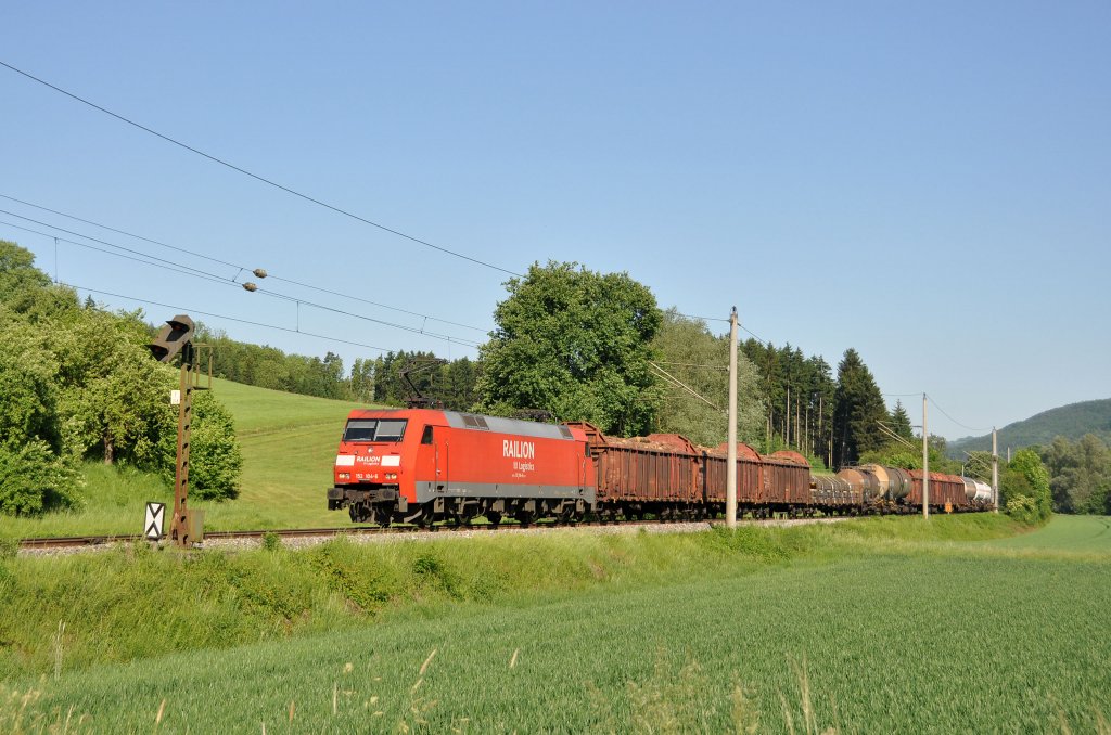 152 104 mit gem Gterzug EZ 51965 Mannheim RBF-Mnchen Nord RBF beim ehem.Posten 32 bei Bartenbach.Aufgenommen am 26.5.2012 auf der Murrbahn KBS 785