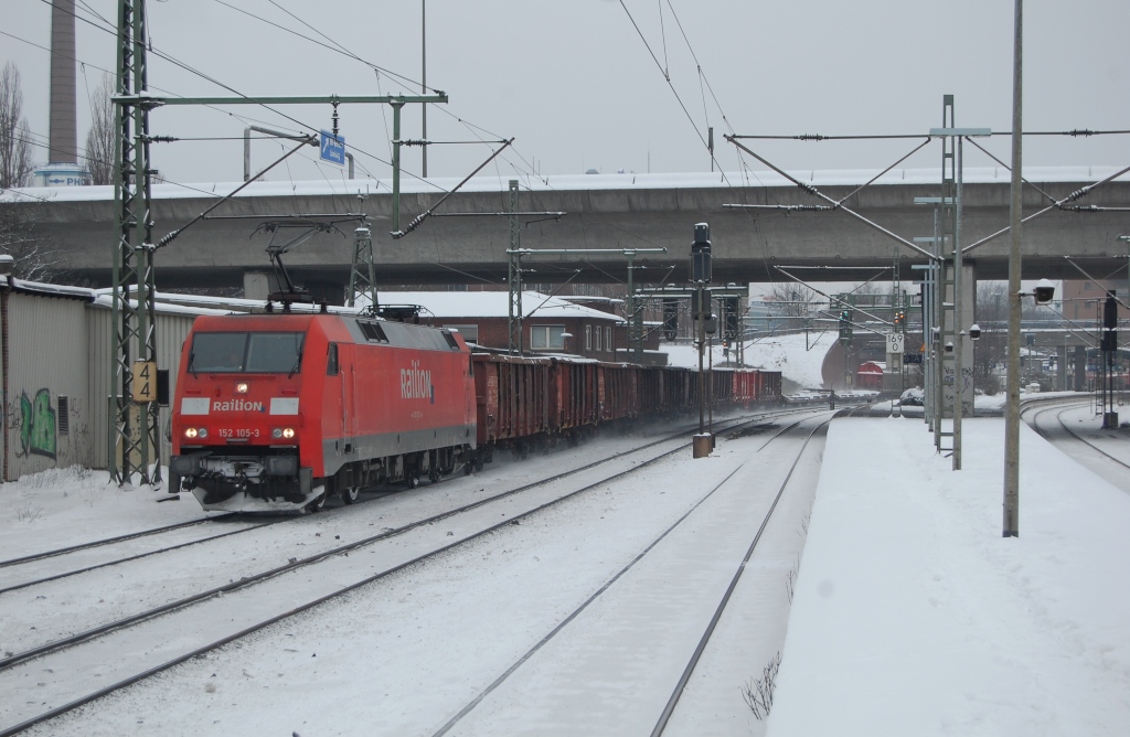 152 105-3 mit gemischten G�terzug am 29.12.2010 durch HH-Harburg