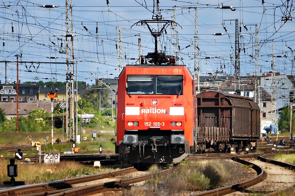 152 105 durchf�hrt gerade den Bf Stralsund Richtung R�gen nach Mukran am 17.06.09