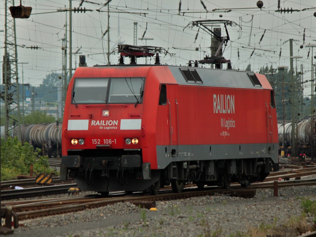 152 106-1 rangiert am 24.07.2011 in Aachen West.