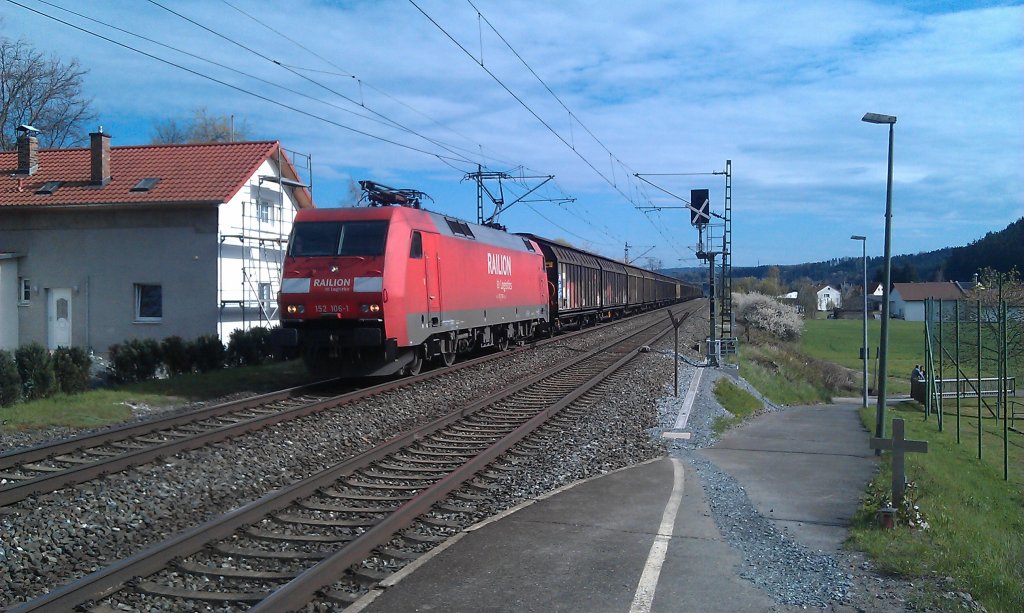 152 106 durchfhrt am 26.04.2012 mit einem H-Wagenzug (Wiegand-bergabe) den Haltepunkt Gundelsdorf Richtung Saafeld (Saale).