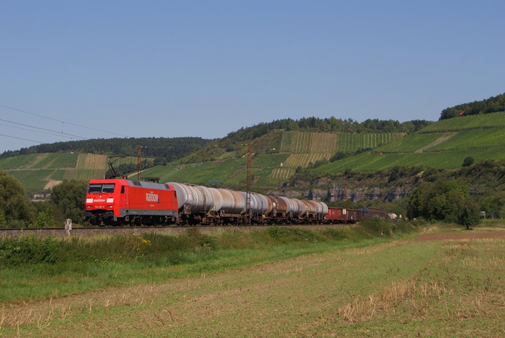 152 107-9 mit einem Kesselwagenzug in Himmelstadt am 17.08.2011