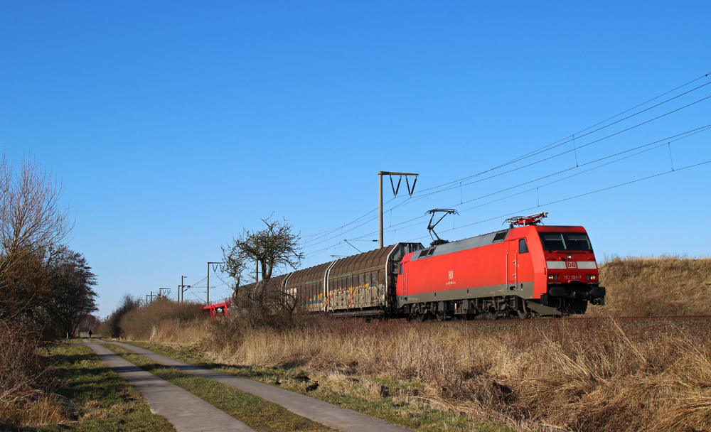152 108-7 fuhr am 12.03.2013 mit einem Autozug von Emden nach Osnabrck, hier bei Veenhusen.