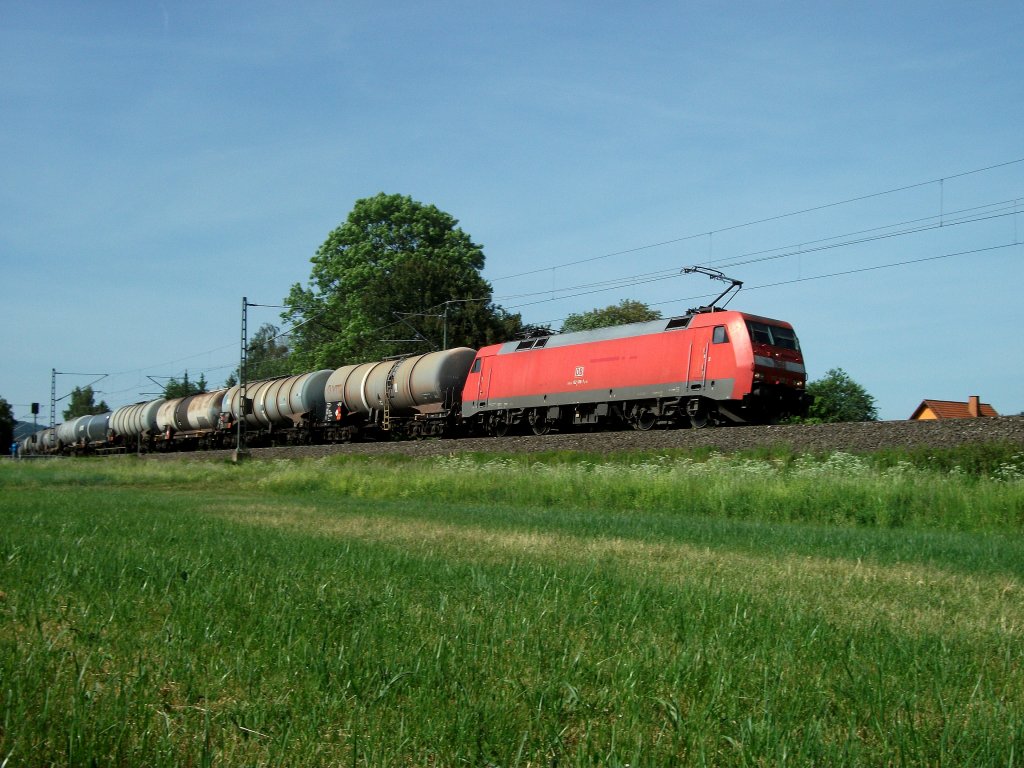 152 108 ist am 23.Mai 2011 mit einem Kesselzug bei Halach unterwegs.