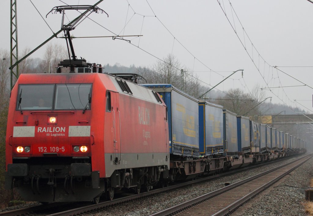152 109-5 DB Schenker Rail bei Trieb am 09.01.2013.