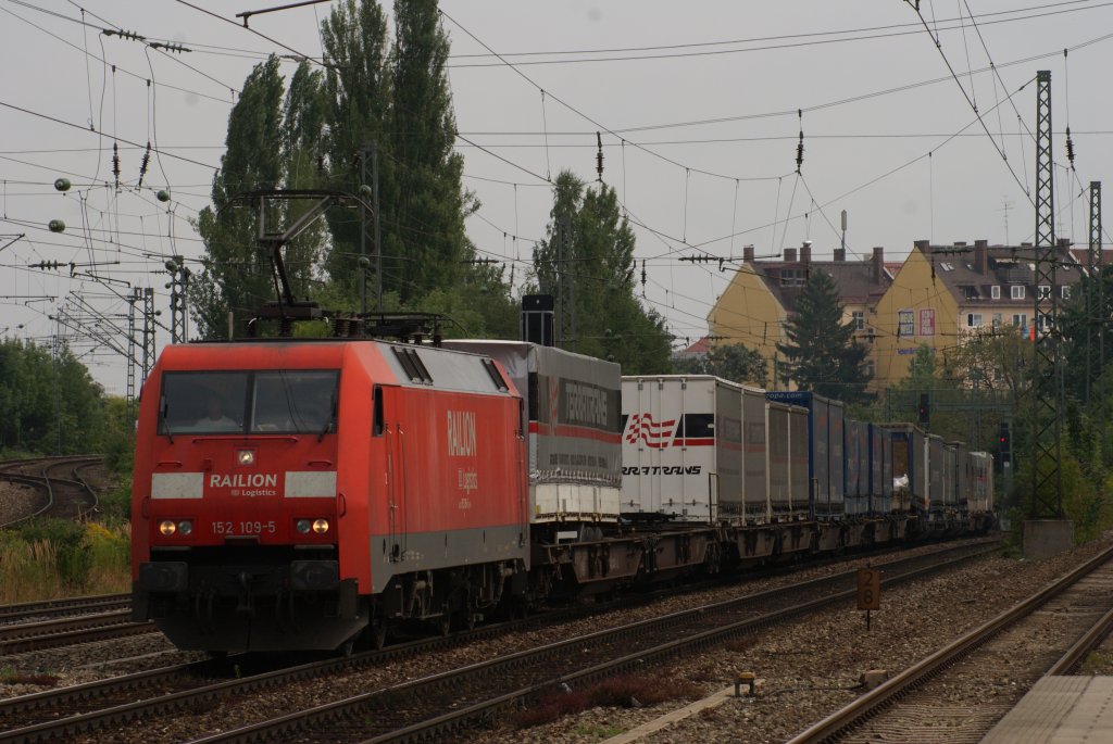 152 109-5 mit einem Containerzug in Mnchen-Heimeranplatz am 14.08.2010