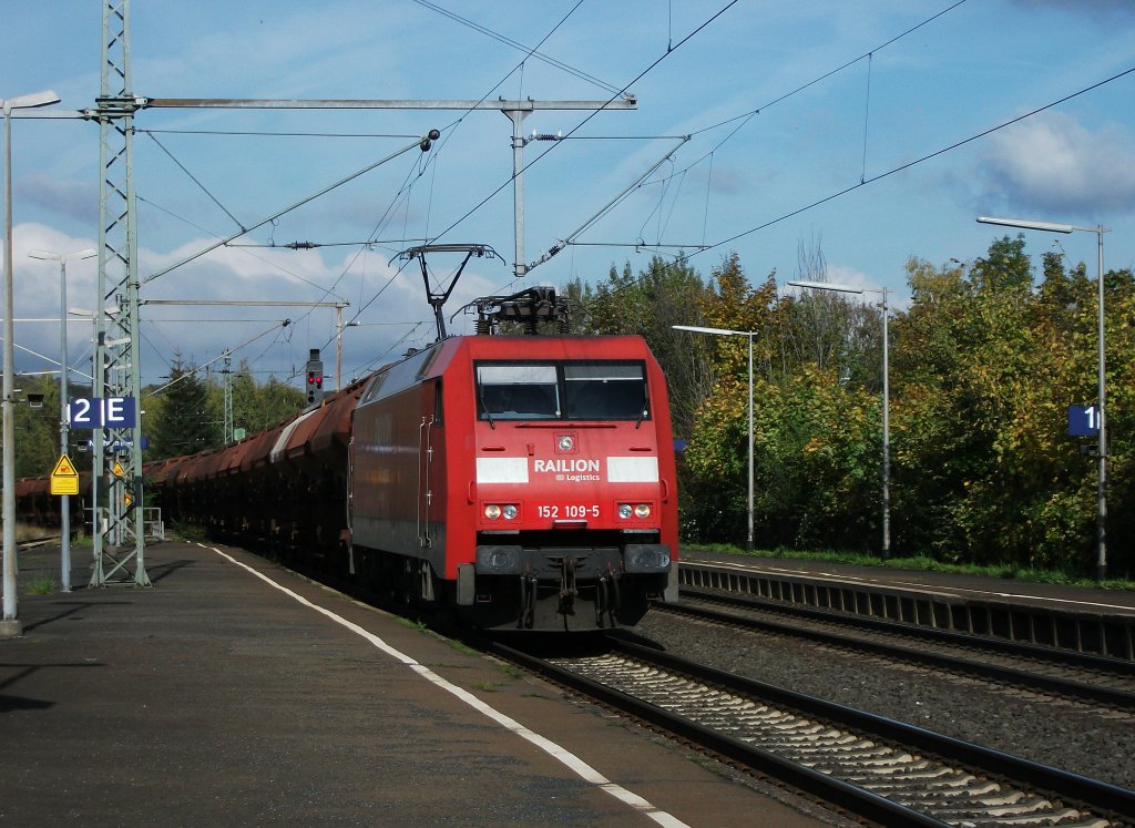152 109 durchf�hrt am 14.Oktober 2011 mit einem Schotterzug den Bahnhof Northeim(HAN) Richtung G�ttingen.