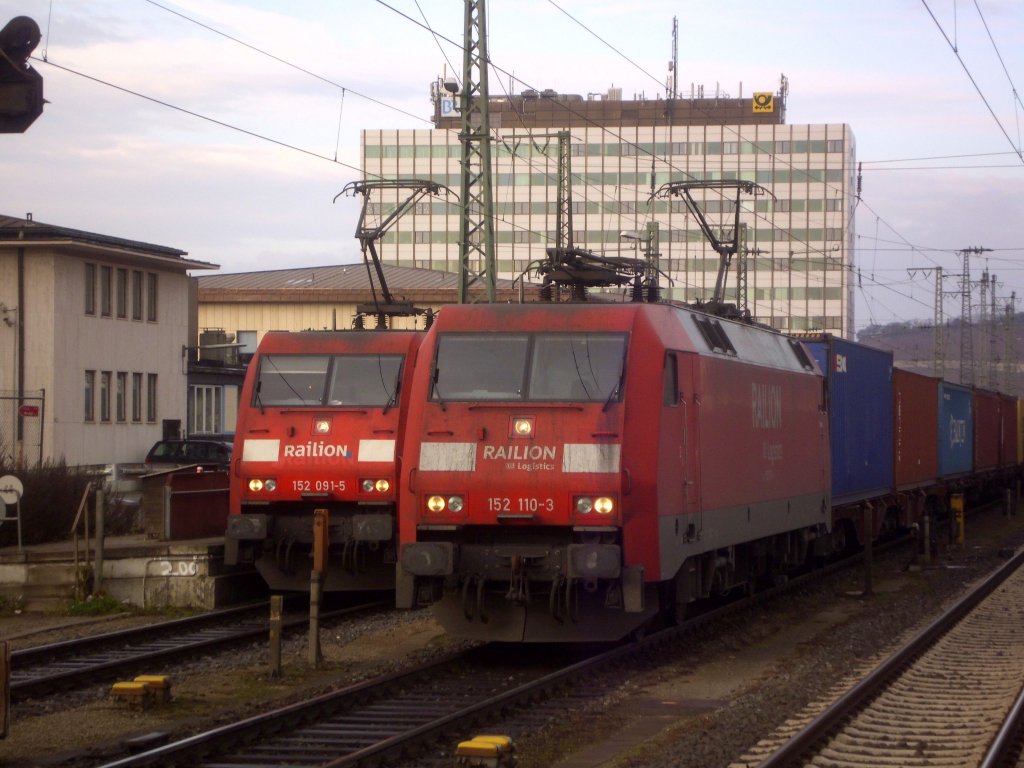 152 110-3 + 152 091-5 stehen gemeinsam am 03.12.2011 in Wrzburg.