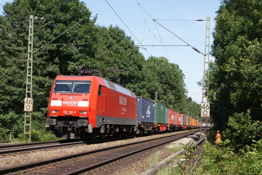 152 110-3 mit Containerzug in Aling am 29.07.2009