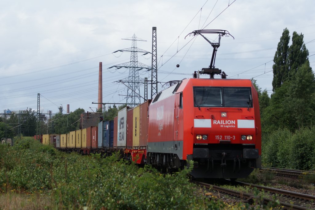 152 110-3 mit Containerzug in Hamburg Unterelbe am 09.07.2009