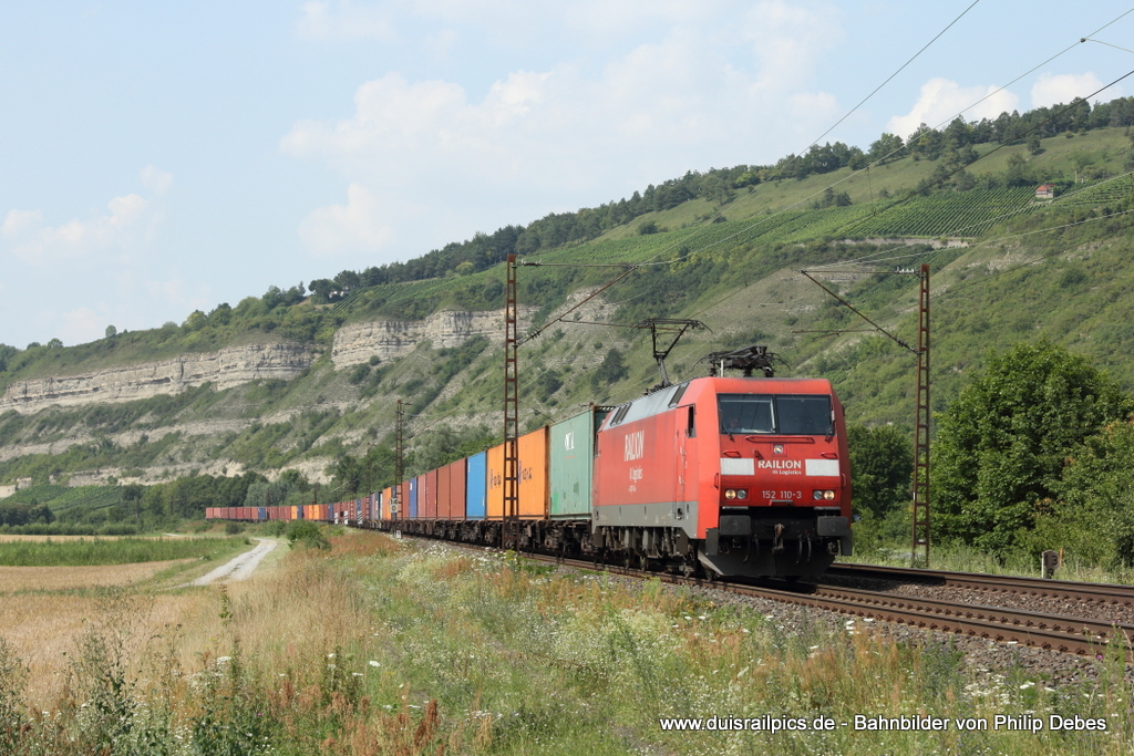 152 110-3 (Railion DB Logistics) fhrt am 25. Juli 2012 um 15:54 Uhr mit einem Gterzug durch Thngersheim
