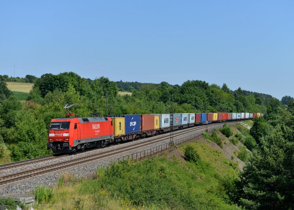 152 110 mit einem Containerzug am 16.07.2013 bei Laaber.