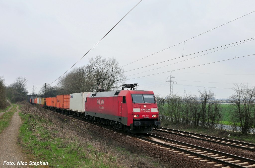 152 111-1 mit einem Containerzug gen Lehrte (Ahlten 08.04.10)