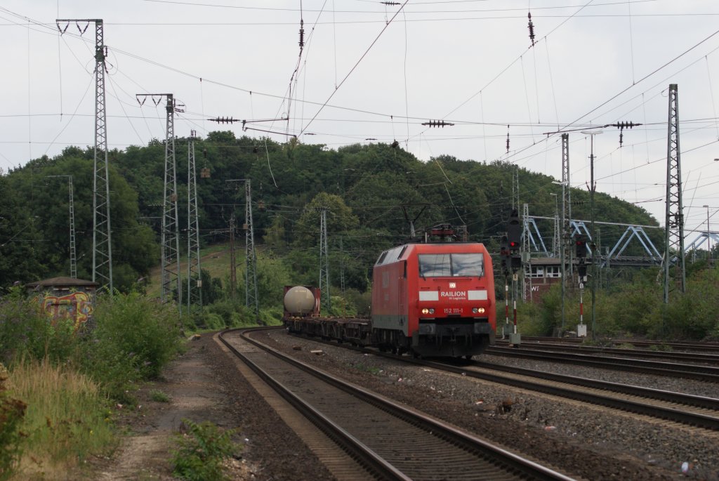 152 111-1 mit einem Containerzug in Kln West am 27.07.2010