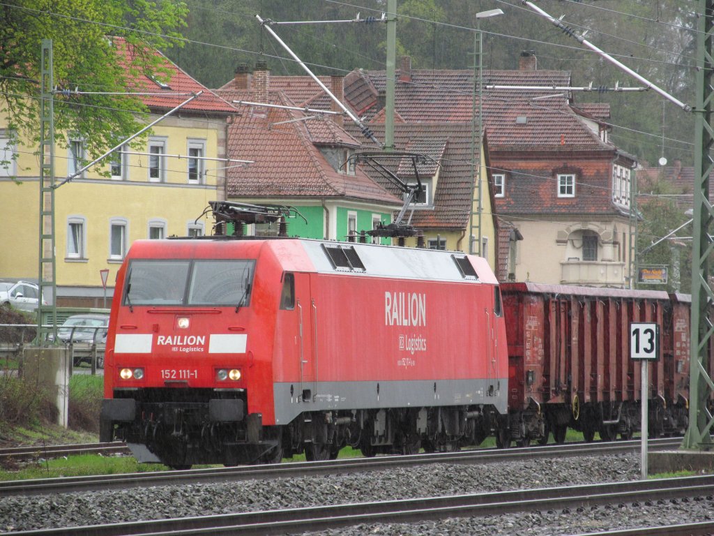 152 111-1 steht am 27. April 2013 mit einem gemischten Gterzug auf Gleis 4 in Kronach.