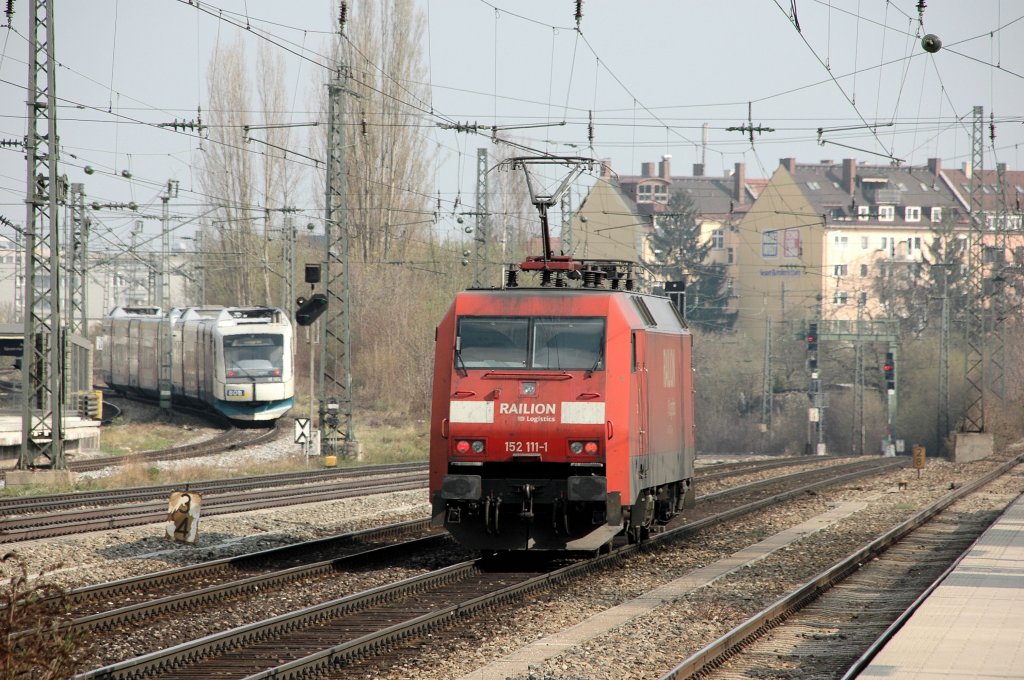 152 111 am 16.04.10 am Heimeranplatz, links verschwindet eine BOB-Einheit Richtung Oberland