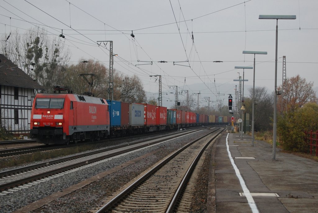 152 112-8 mit einem Containerzug am 18.11.2011 in Kreiensen