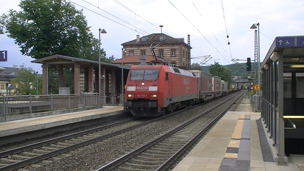 152 112-9 durchfhrt am 03.08.2011 mit einem Sattelzug den Bahnhof Veitshchheim. 