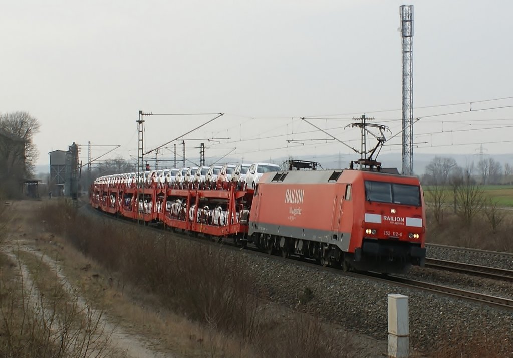 152 112-9 mit Suzuki-Zug bei Iphofen am 29.03.2012