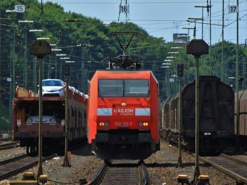 152 113-7 rangiert am 01.07.2012 in Aachen West.