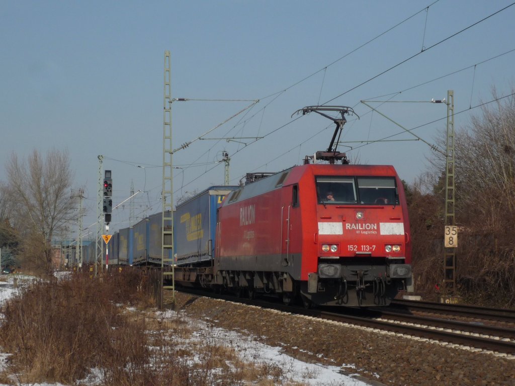 152 113-7 zieht einen LKW-Walter Kombiverkehrzug zwischen Wiesbaden-Ost und Mainz-Kastel. 17.02.10