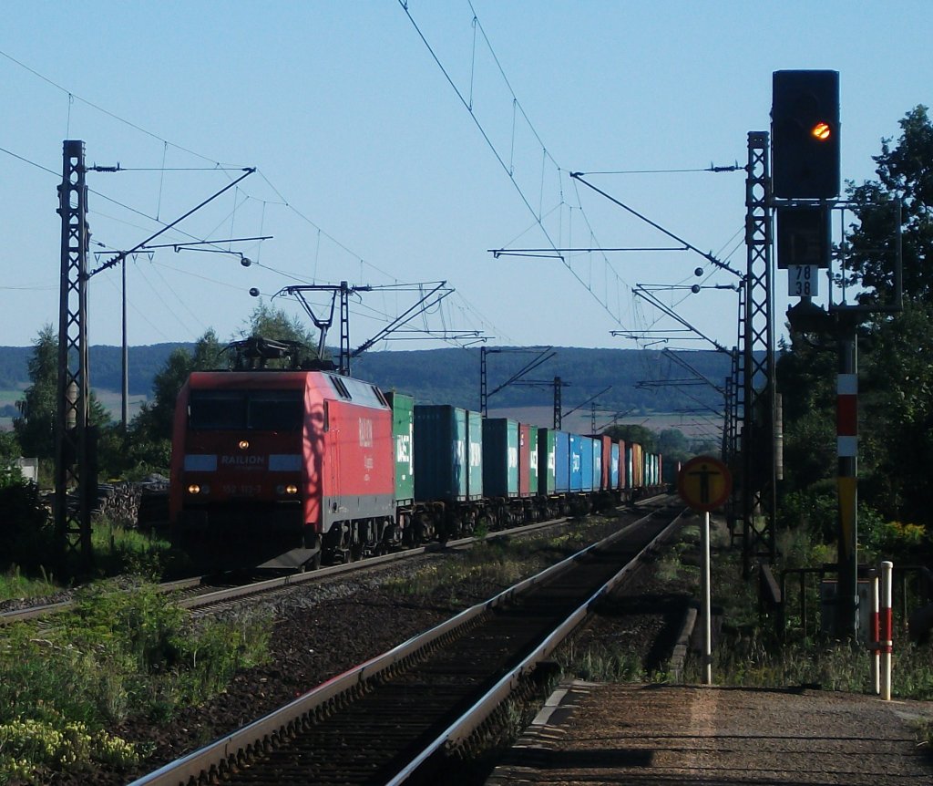 152 113 durchfhrt am 20.August 2011 mit einem Containerzug den Bahnhof Himmelstadt Richtung Gemnden(M).