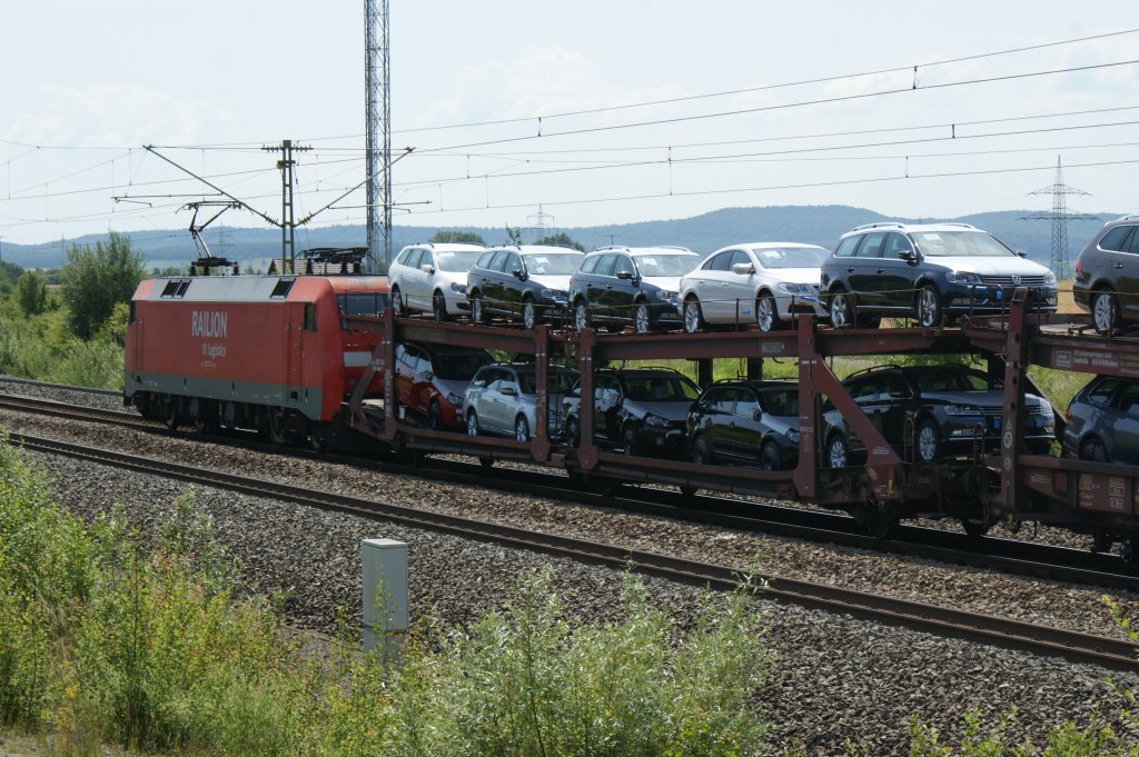 152 114-5 zieht Laacks Autotransportewagen mit VW beladen bei Iphofen am 29.06.2011