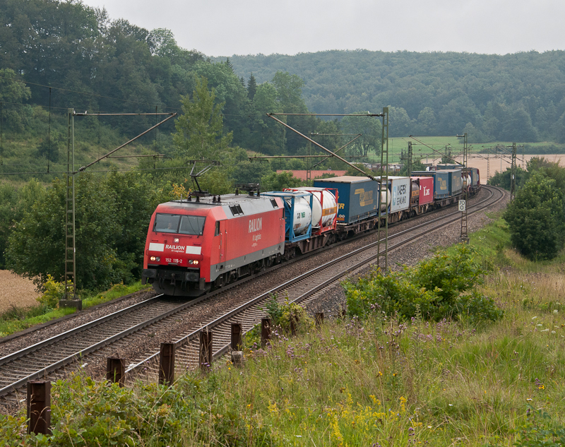 152 115-2 am 28. Juli 2011 mit einem KLV-Zug bei Urspring.
