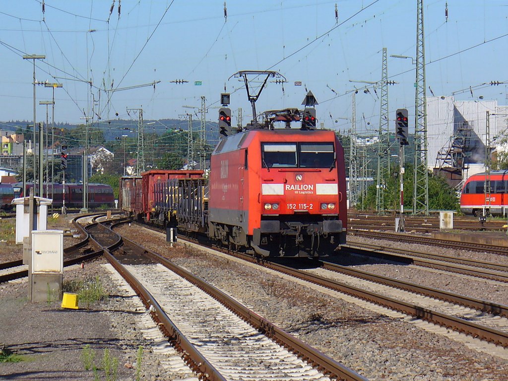 152 115-2 zieht am 17.08.2011 einen gemischten Gterzug durch Kaiserslautern