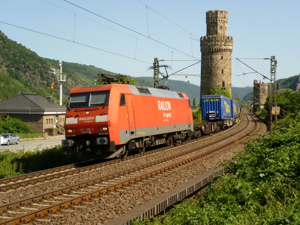 152-115 durchfhrt am 16.7.10 mit einem Containerwagenzug Oberwesel.