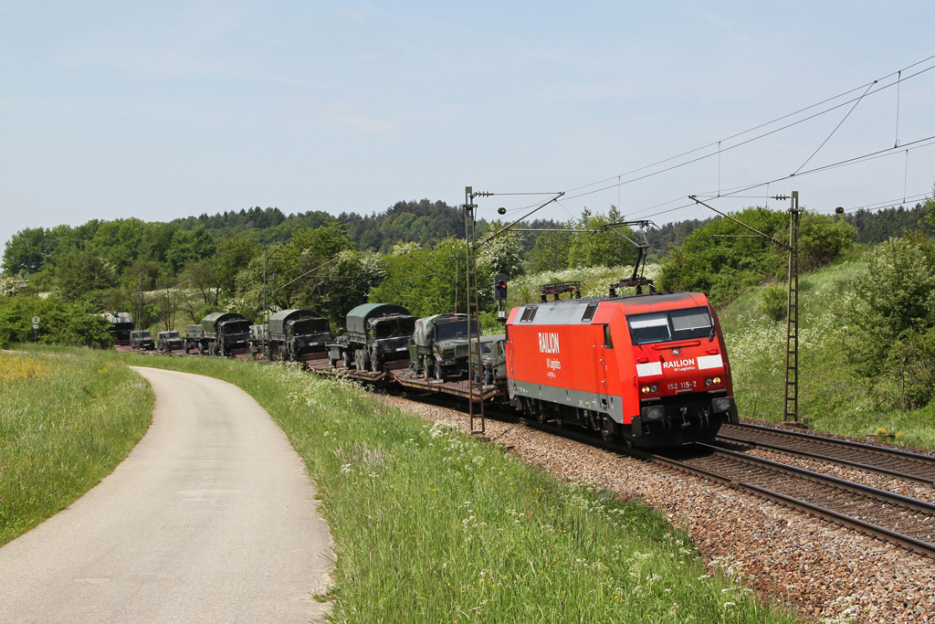 152 115 mit einem Milit�rzug am 19.05.2012 bei P�lling.
