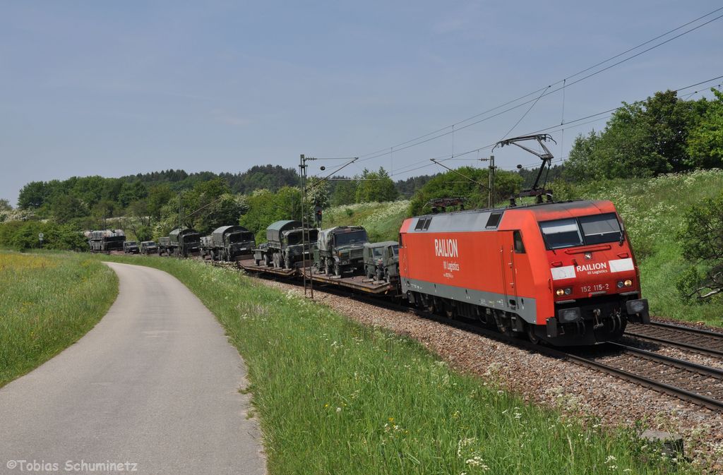 152 115 mit Militrzug am 19.05.2012 bei Plling