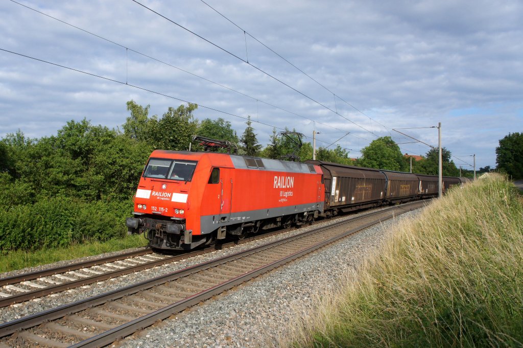 152 115 unterwegs in Richtung Wrzburg. Aufgenommen bei Obernbreit in der Nhe von Ochsenfurt am 04. Juli 2013.