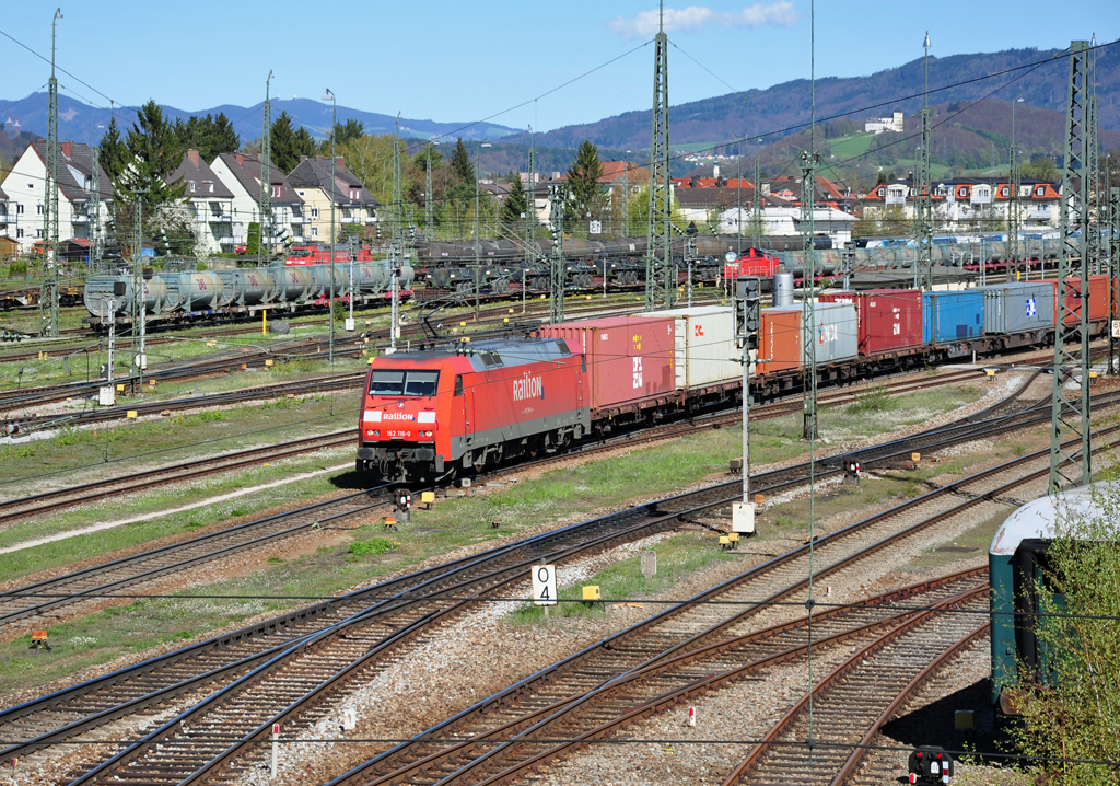 152 116-0 mit Containerzug durch den Bf Freilassing - 25.04.2012